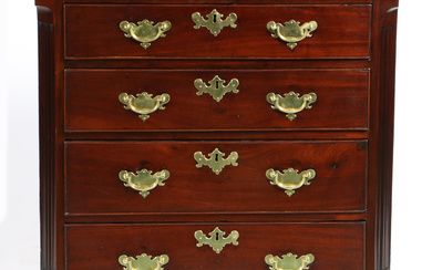 A GEORGE III MAHOGANY CHEST OF DRAWERS OF SMALL PROPORTIONS.