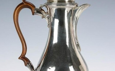 A GEORGIAN SILVER COFFEE POT HALLMARKED YEAR 1816