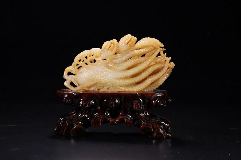 A HETIAN JADE CARVED CHAYOTE SHAPED ORNAMENT