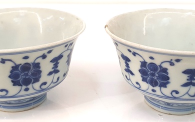 A PAIR OF CHINESE QING DYNASTY BLUE AND WHITE TEA BOWLS