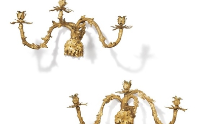 A PAIR OF ENGLISH ROCOCO REVIVAL CARVED AND GILTWOOD WALL LIGHTS WITH GILT BRONZE NOZZLES, LATE 19TH/EARLY 20TH CENTURY