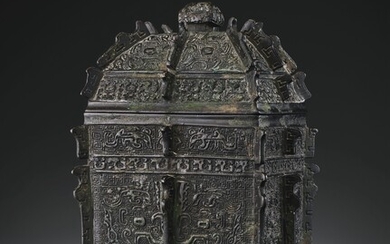 A RARE ARCHAISTIC BRONZE WINE VESSEL AND COVER, FANGYI, 17TH CENTURY
