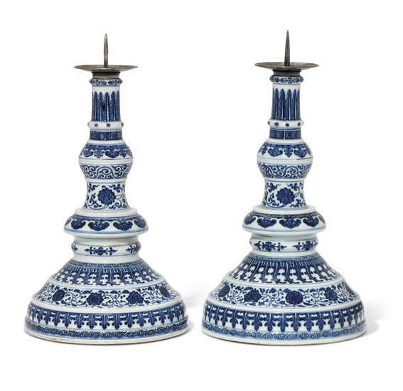 A RARE PAIR OF LARGE MING-STYLE BLUE AND WHITE CANDLESTICKS, 18TH CENTURY