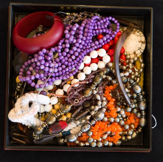 A VINTAGE BOX COMPRISING A LARGE COLLECTION OF VINTAGE COSTUME JEWELLERY, A/F