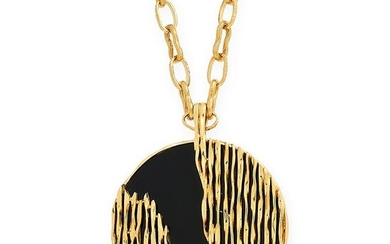 A VINTAGE ONYX PENDANT AND CHAIN, KUTCHINSKY 1972 in