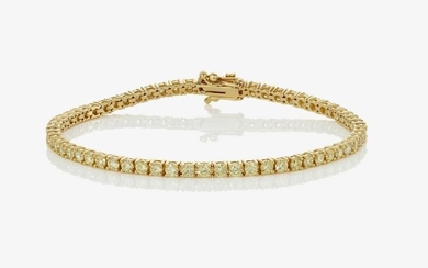 A classic tennis bracelet decorated with brilliant cut