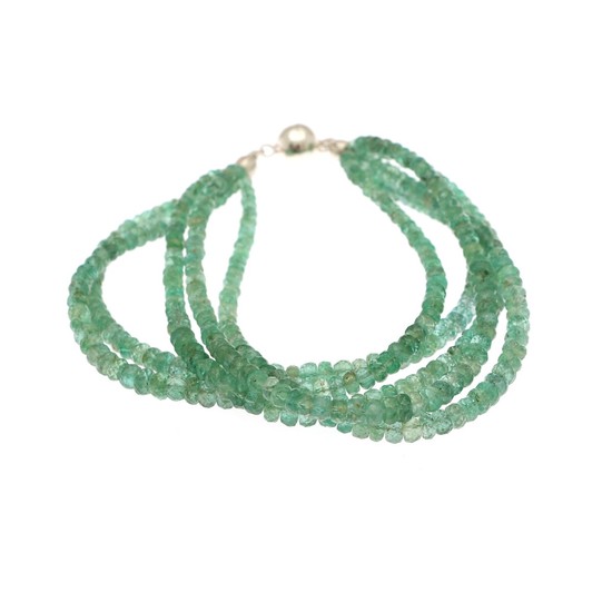 A five string emerald bracelet set with numerous roundel-cut emeralds and magnet clasp of sterling silver. L. 19 cm.