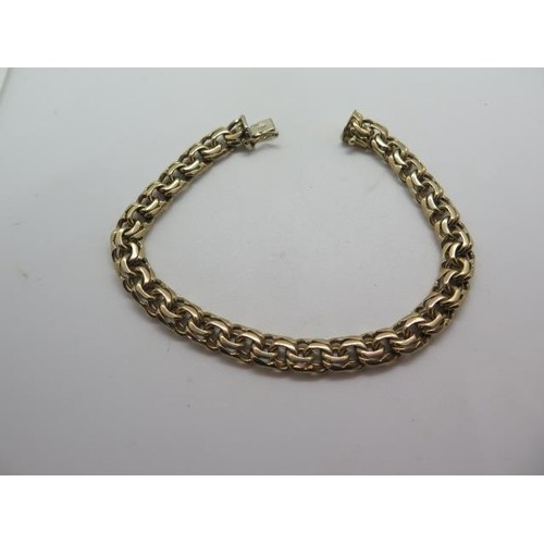 A hallmarked 9ct yellow gold link bracelet, 21cm long, appro...