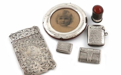 A mixed lot of silver items, comprising: a...