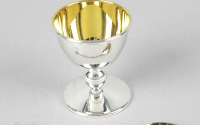 A modern silver egg cup and mallet spoon, in fitted case.