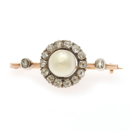 A pearl and diamond brooch set with a cultured fresh water pearls encircled by numerous old-cut diamonds, mounted in 18k gold and silver. L. 39 mm.