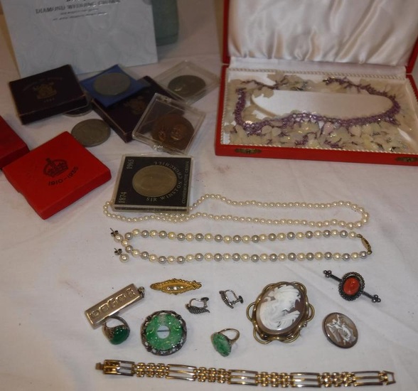 A quantity of various costume jewellery to include jade...