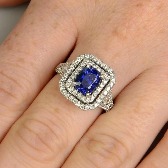 A sapphire and diamond cluster ring. Sapphire weight