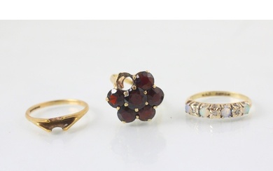 A selection of jewellery, including an untested garnet and 9...