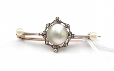 AN EDWARDIAN BAR BROOCH SET WITH NATURAL PEARLS AND DIAMONDS IN 15CT GOLD AND SILVER, TOTAL LENGTH 40MM, 4GMS