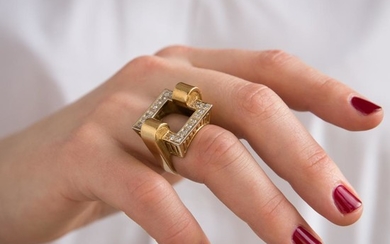 ANNEES 1970 BAGUE CHEVALIERE DIAMANTS A diamond and gold ring, circa 1970.