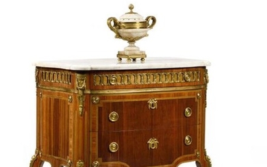 Amaranth and rosewood chest of drawers, curved on the front and sides, opening with three drawers, with stained wood frame and light wood fillets, the white marble top (applied) resting on rounded uprights finished with curved legs, ornamented with...
