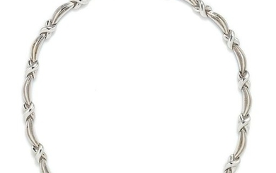 An 18 Karat White Gold and Diamond Collar Necklace