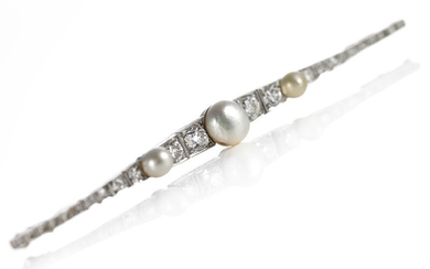 An Art Deco pearl and diamond brooch set with presumably natural pearls and numerous old mine-cut diamonds, mounted in platinum and gold. 1920.