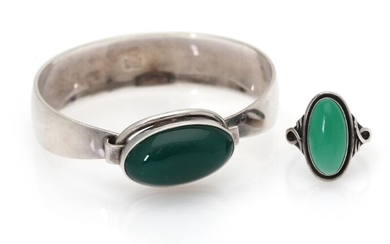 SOLD. An agate jewellery set comprising a bangle and a ring each set with a green agate respectively mounted in silver and sterling silver. (2) – Bruun Rasmussen Auctioneers of Fine Art