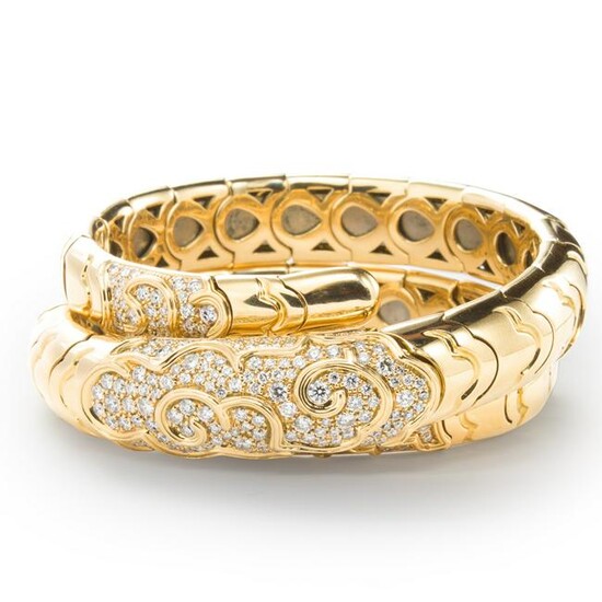An eighteen karat gold bracelet, 'Onda Serpentine'