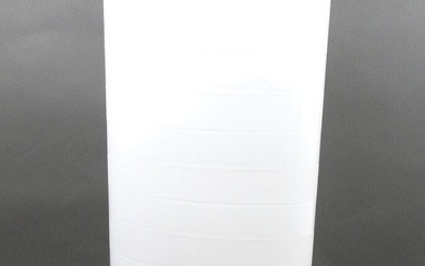 *Anne NILSSON pour IKEA. Important vase en verre blanc à décor de lignes horizontales poli....