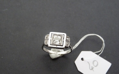 Bague Art Déco en or gris 18K (750/oo) centrée d'un diamant coussin taille ancienne calibrant...