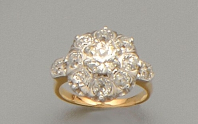 Bague en or jaune 18K (750/oo) et platine (850/oo) à motif Marguerite centrée d'un diamant...