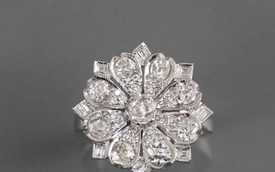 Bague fleur en or gris, 750 MM, ornée de diamants taille baguette et ronds total...