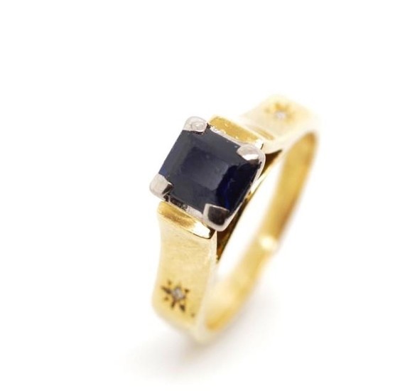 Blue spinel set 18ct yellow gold ring marked 18ct. Approx we...