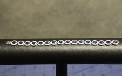 Bracelet articulé or gris 750/°° avec motifs entourages saphirs/diamants 21.90 g.18 cm. 16 motifs composés...