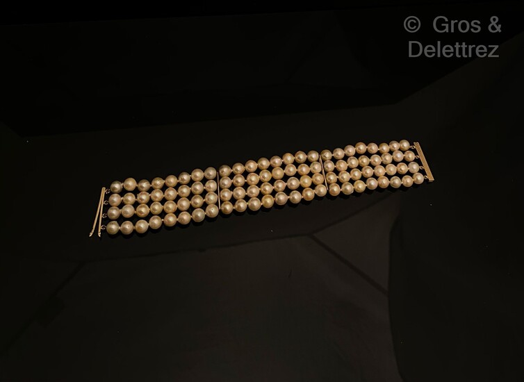 Bracelet composé de quatre rangs de perles... - Lot 40 - Gros & Delettrez