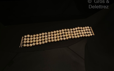 Bracelet composé de quatre rangs de perles de culture. Fermoir en or jaune. Diamètre des...