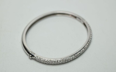 Bracelet jonc ouvrant en or blanc serti d'un pavage de diamants. Poids brut : 25.5 g / L. intérieur 58 mm