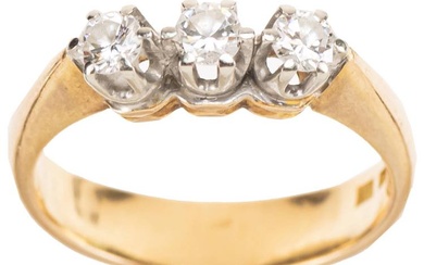 Brillanten Ring, 750 Gold, bicolor, drei Brillanten von zus. ca....