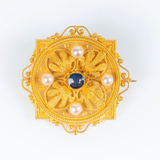 Broche rosace en or sertie d'une pierre bleue et de perles de culture dans un...