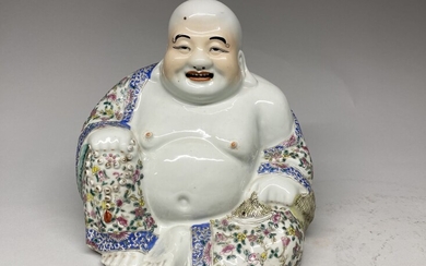 CHINE, XXe. Statuette de Budai assis en porcelaine polychrome, vêtu d'une robe décorée de fleurettes,...