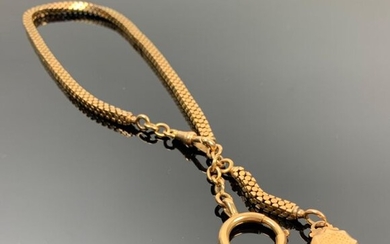 Chaine de montre en or jaune, maille serpent, avec un médaillon en pendeloque.