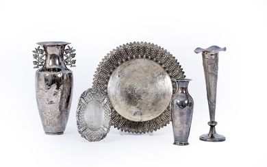 Chine, XIX-XXe siècle Lot comprenant trois vases et deux coupes en argent à divers décors...
