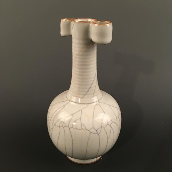 Chinese Ge Type Bottle Vase