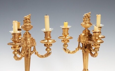 Coppia di candelabri a tre luci, in bronzo... - Lot 40 - Pierre Bergé & Associés