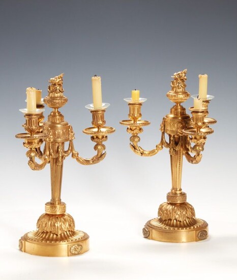 Coppia di candelabri a tre luci, in bronzo... - Lot 40 - Pierre Bergé & Associés