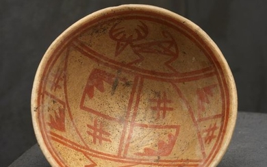 Coupe sur piédouche à décor de cervidés L'intérieur… Calendrier Art Précolombien - Art d’Asie - Nouvelle… Lot n° 40
