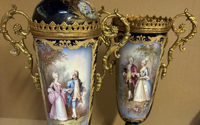 Dans le goût de Sèvres, Paire de vases couverts en porcelaine à décor de...