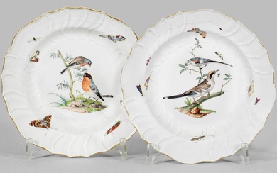Deux assiettes à soupe avec décor "Oiseaux de la forêt" Miroir en creux, bord en...