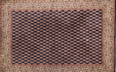 Deux tapis mécaniques en laine : l'un à décor... - Lot 1040 - De Baecque et Associés