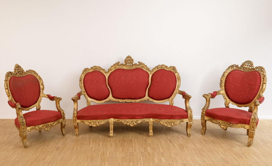 Driedelig salongarnituur. Louis XV stijl. Napoleon III periode. Verguld notelaar. Deels bedrukte bordeaux zijden