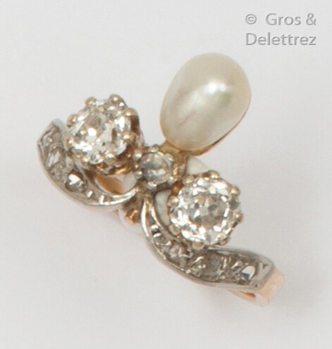 Duchess" ring in yellow gold and platinum, adorned with a droplet pearl shouldered and surmounted by rose-cut diamonds and larger old-cut diamonds. Finger size: 54. P. Rough: 3.8g