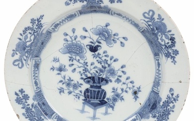 EARLY 18TH-CENTURY DELFT CHARGER