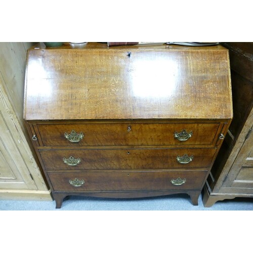 Early 19th century Georgian Oak 3 drawer bureau: Measures 10...